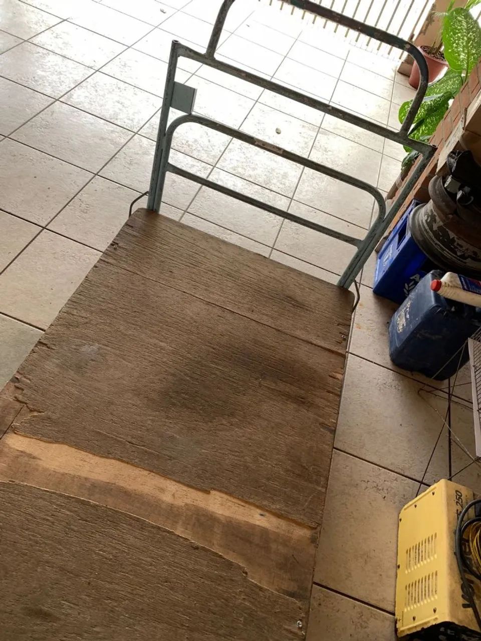 Carrinho de mão de madeira,ele bm grande ótimo para transportar material pesado 