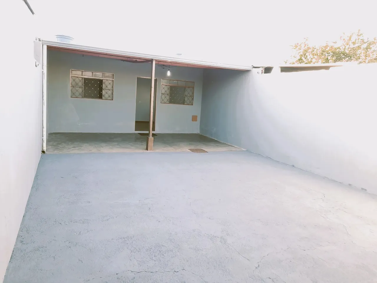 Casa com 02 quartos, na laje, sozinha no lote, portão eletrônico, cerca e grade, QNO 17, E