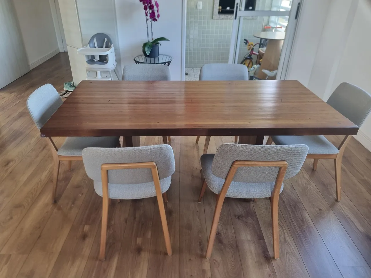 em Mesa de Madeira + 6 Cadeiras