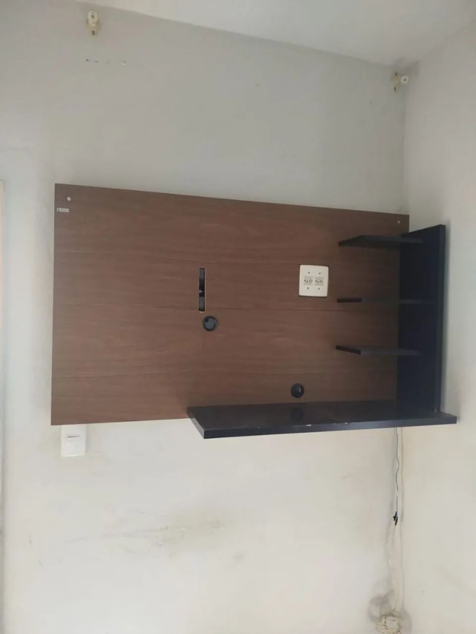 Painel para TV com prateleiras e nichos