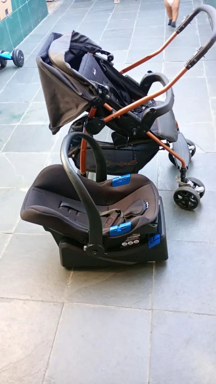 Carrinho com bebê conforto e base Burigotto Rio K