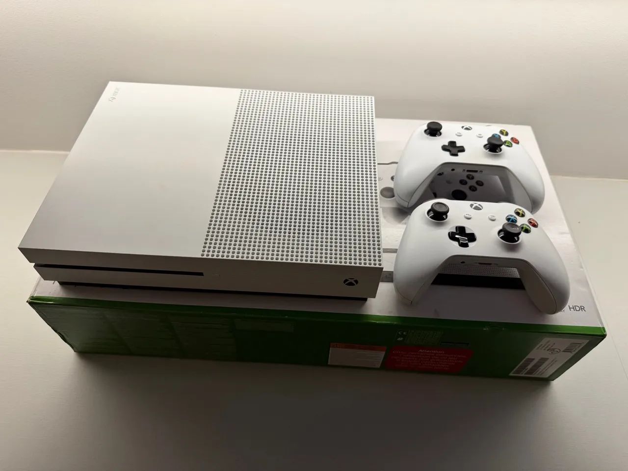 Xbox One S 1tb- Console + 2 Controles