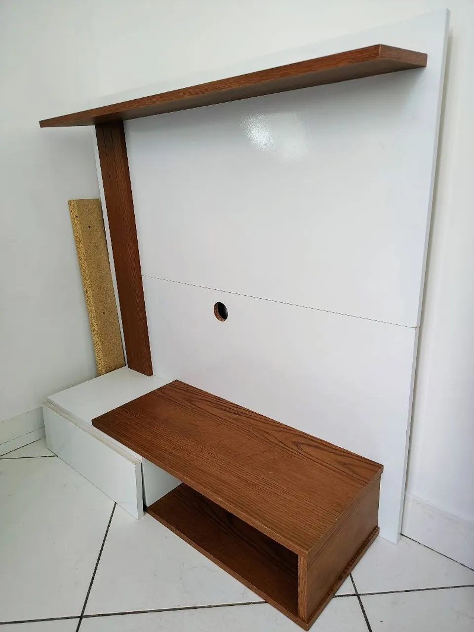 Painel para TV com prateleira e nicho