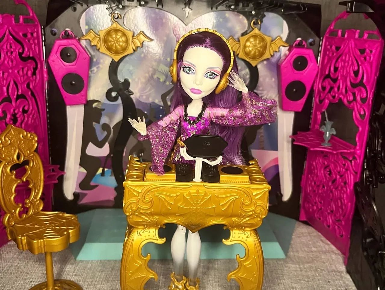Boneca Monster High Spectra Vondergeist DJ Booth Playset - Foto 3