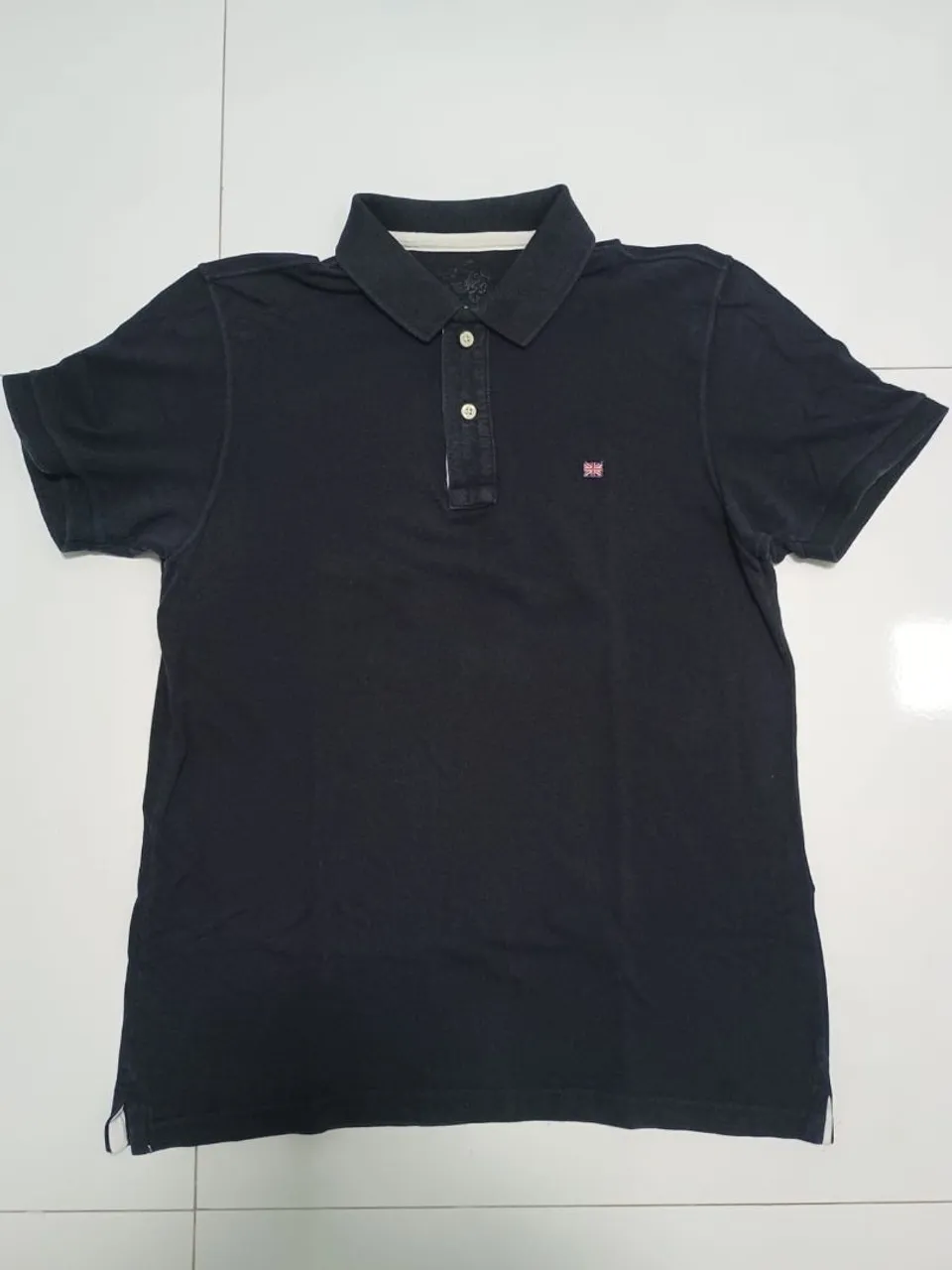 Camisa Polo Preta com Detalhe da Bandeira - Estilo e Conforto