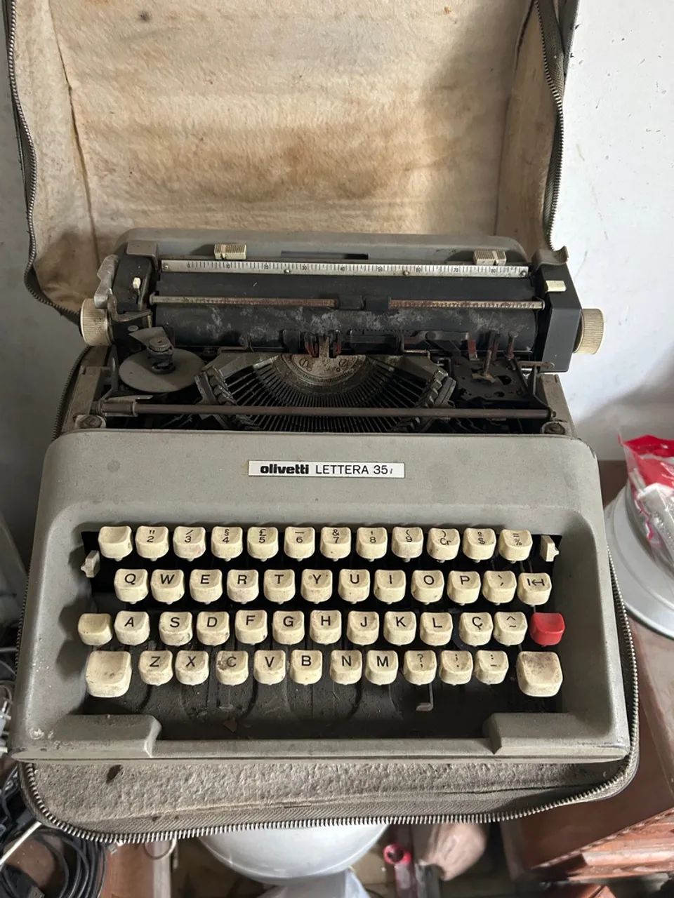 Máquina de escrever Olivetti Lettera 35