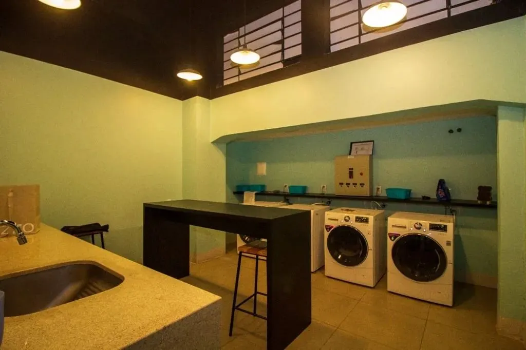 Studio mobiliado, com dormitório e espaço de convivência conjugados e banheiro social. Loc