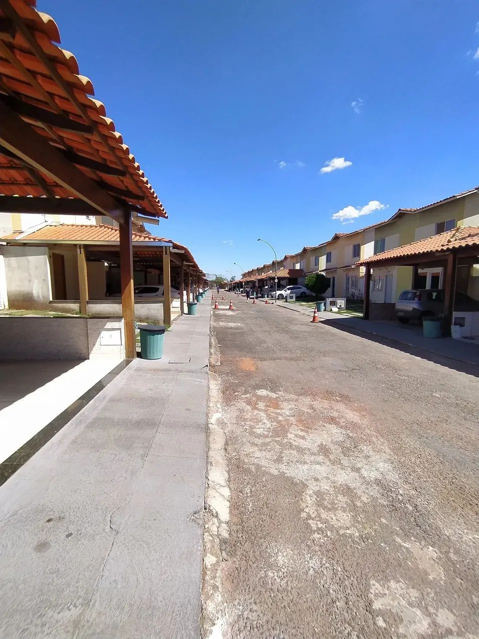 Sobrado para aluguel possui 80 metros quadrados com 3 quartos em Residencial Flórida - Goi