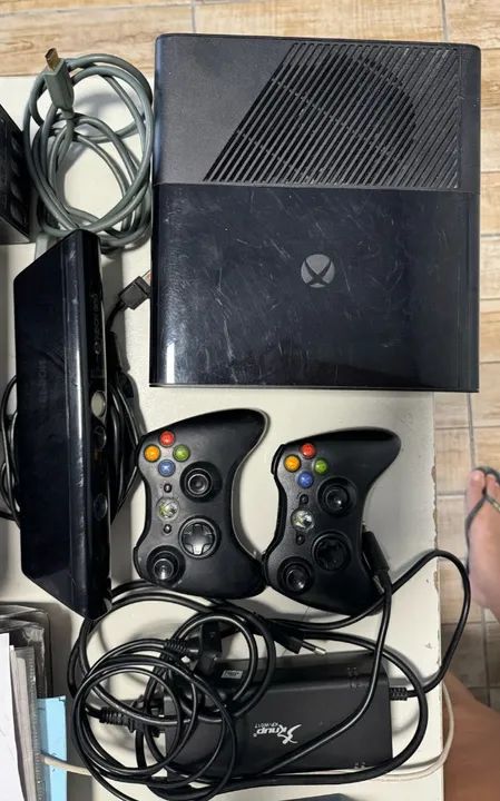 XBOX 360 - UM CONTROLE COMPLETO E 1 SEM BATERIA + KINECT