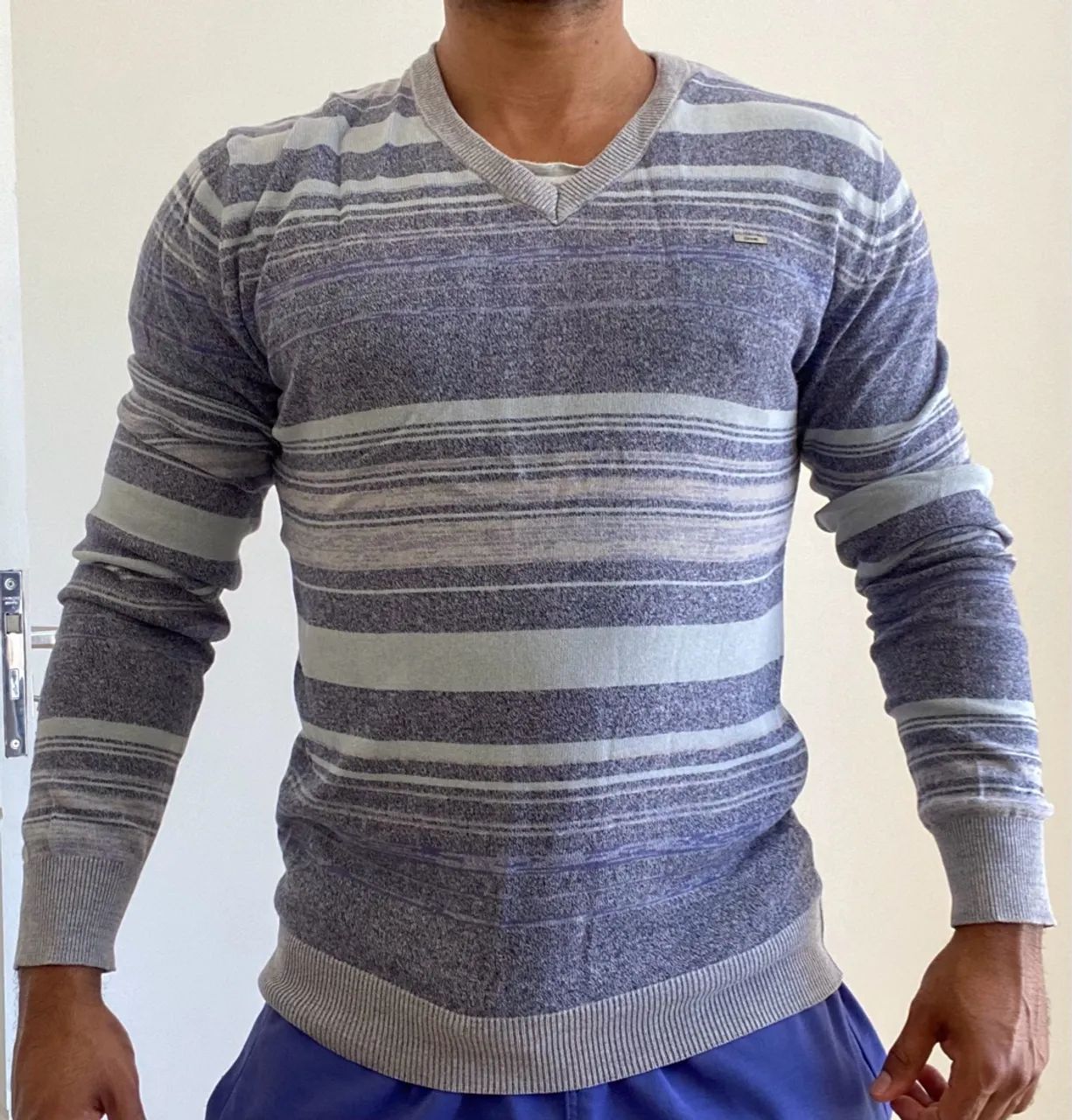 Suéter listrado masculino azul e cinza