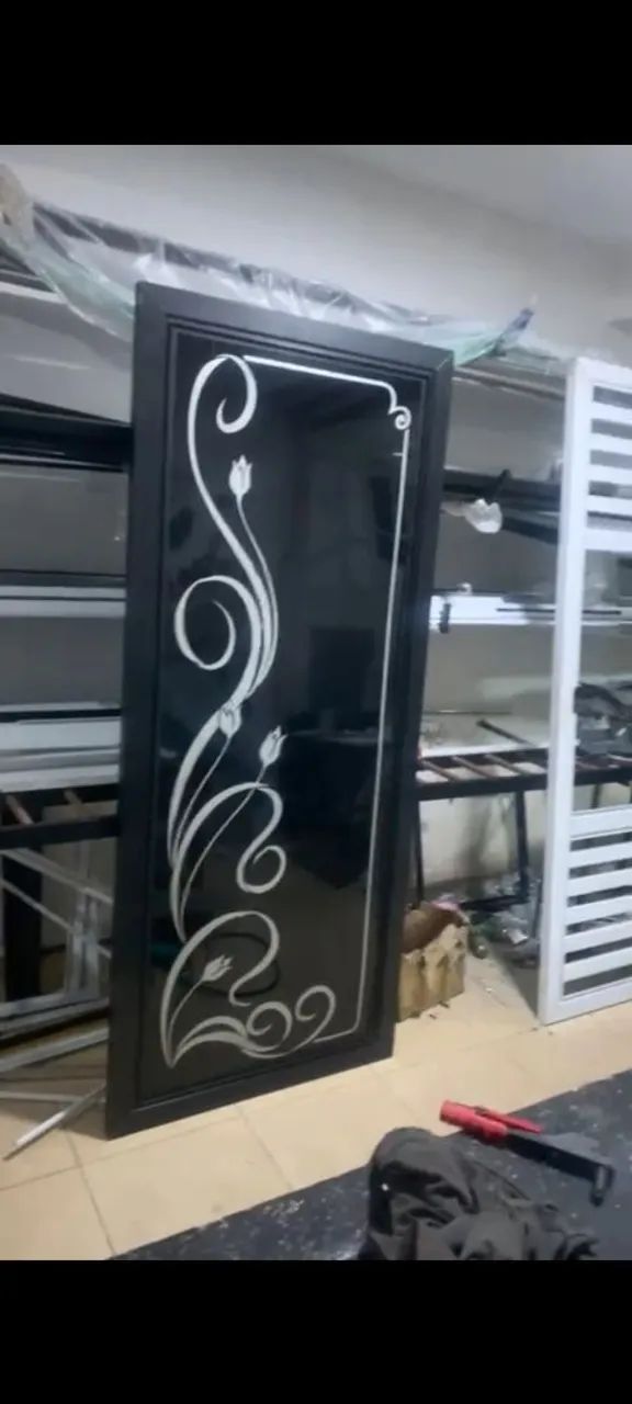 Portas e portão de alumínio preto e branco
