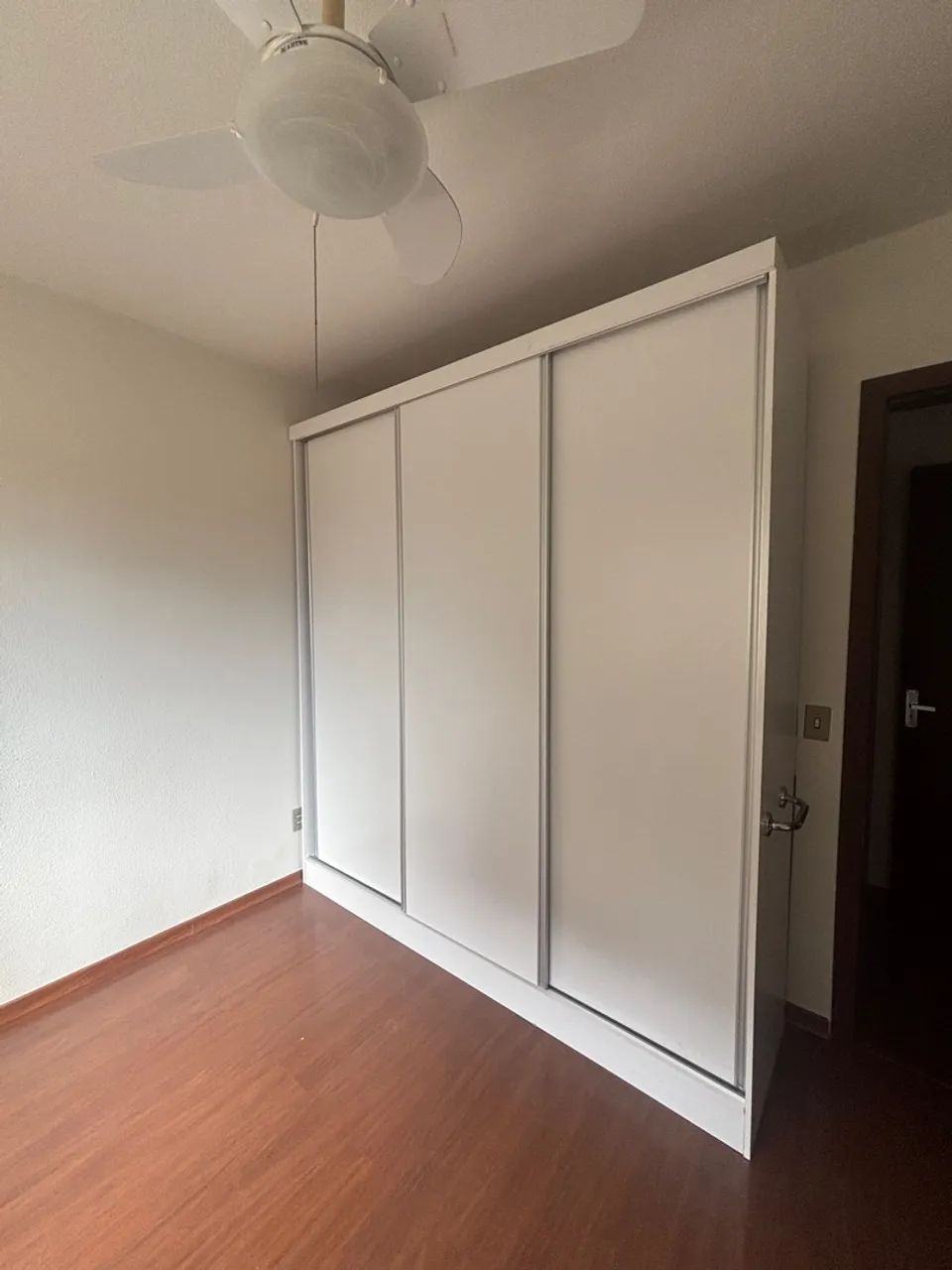 Armário de correr branco com 3 portas de correr - Foto 5