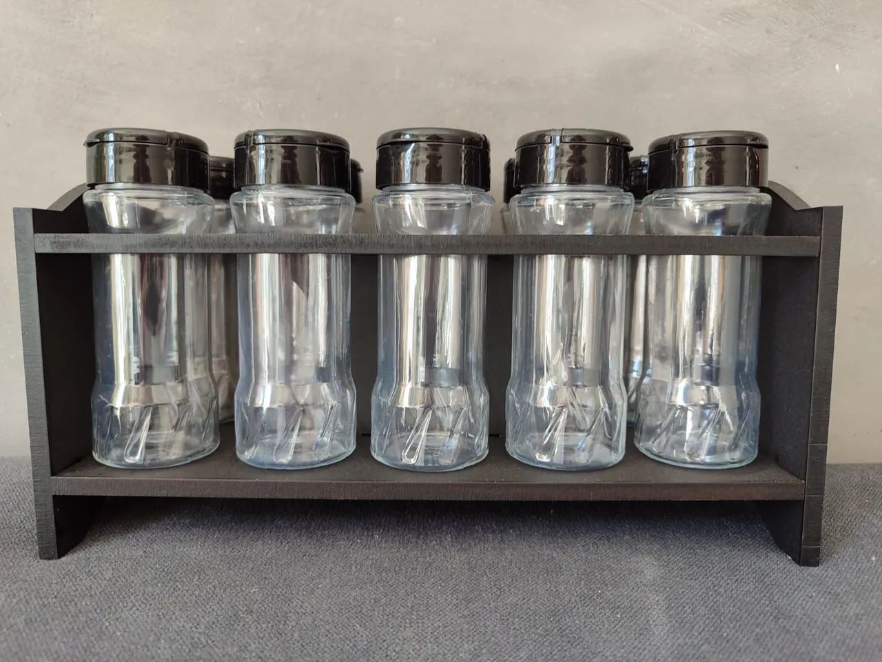 Kit Porta Tempero de Madeira + 10 Potes de Tempero Plástico 130ml Tampa Dosadora Dupla