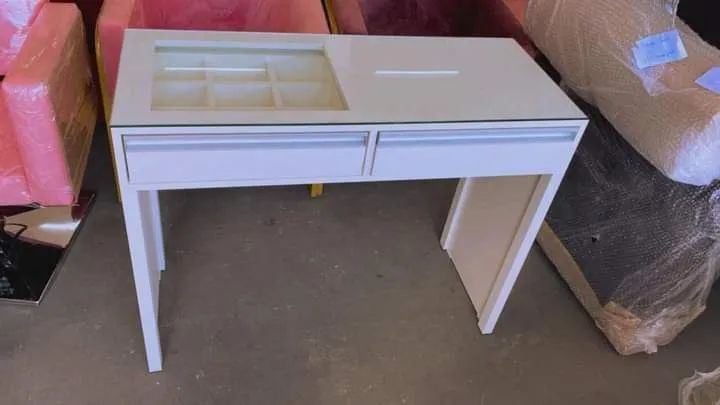 Mesa manicure 64352682975874120