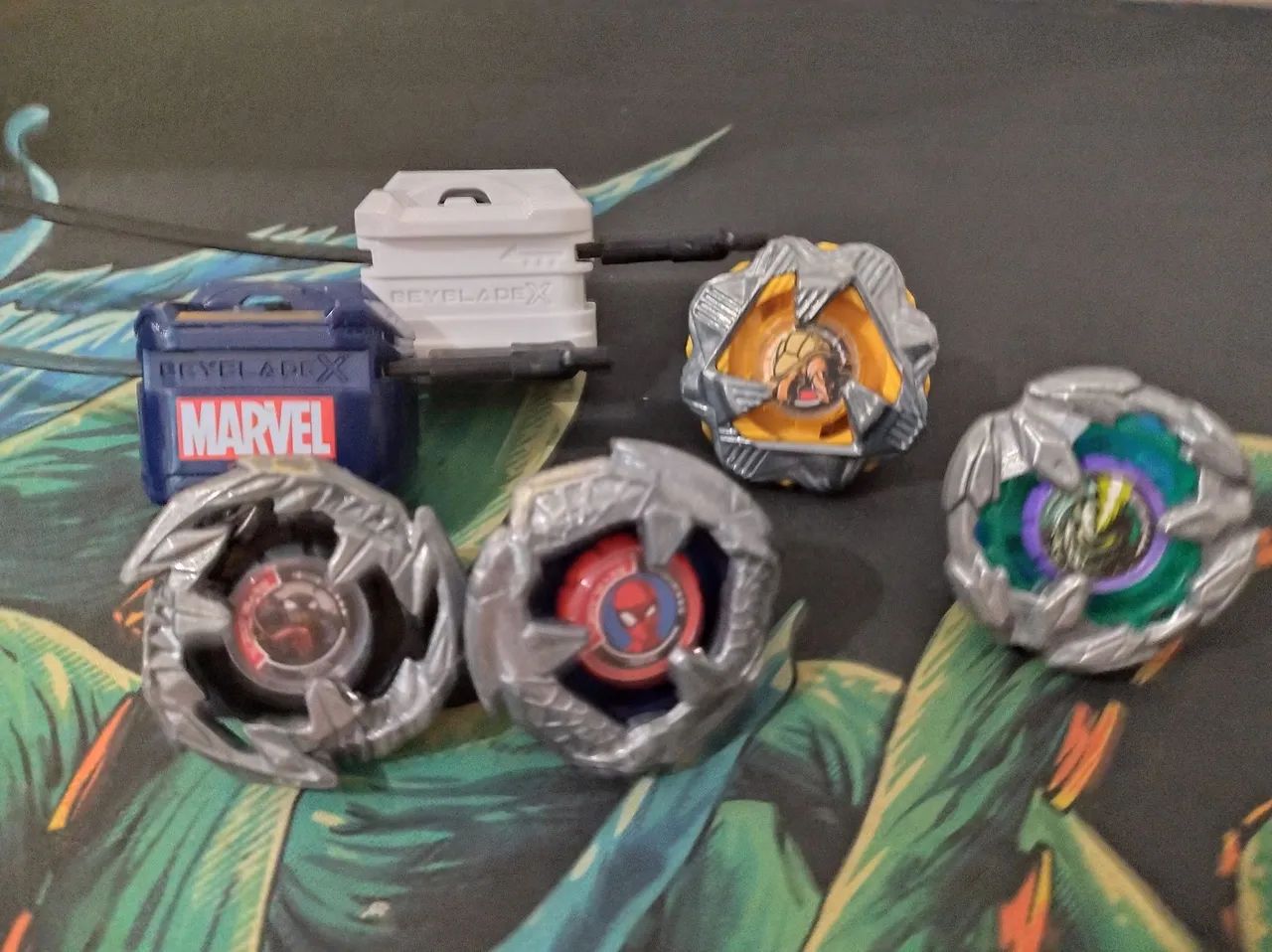 4 Beyblades x + 2 lançadores tudo original 