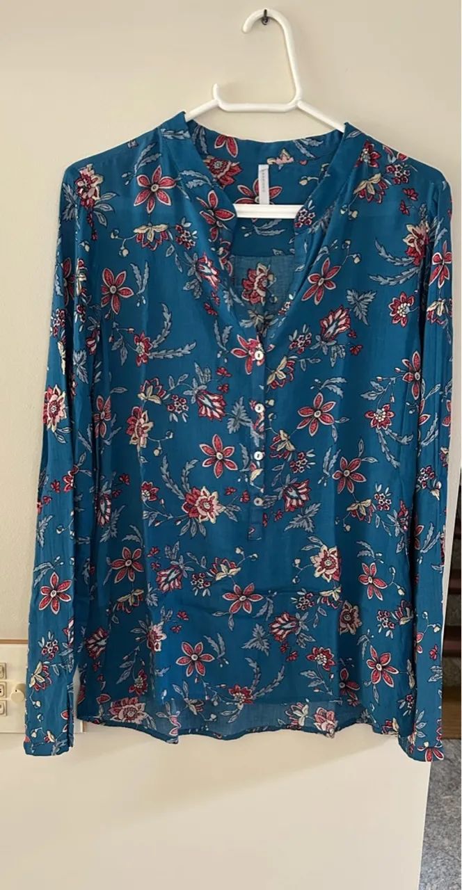 Blusa floral azul