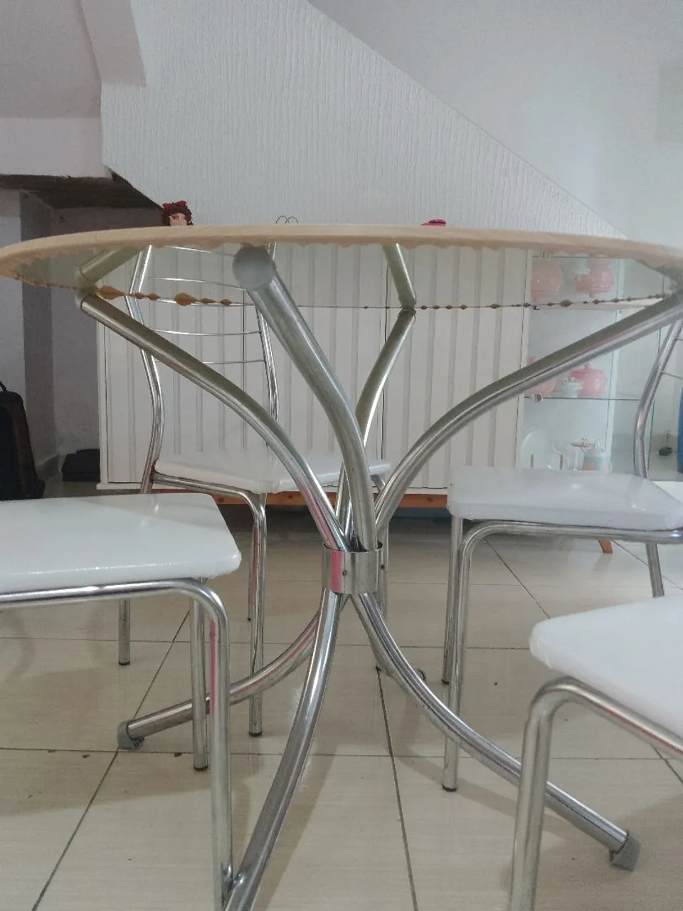 Conjunto de Mesa Redonda com 4 Cadeiras