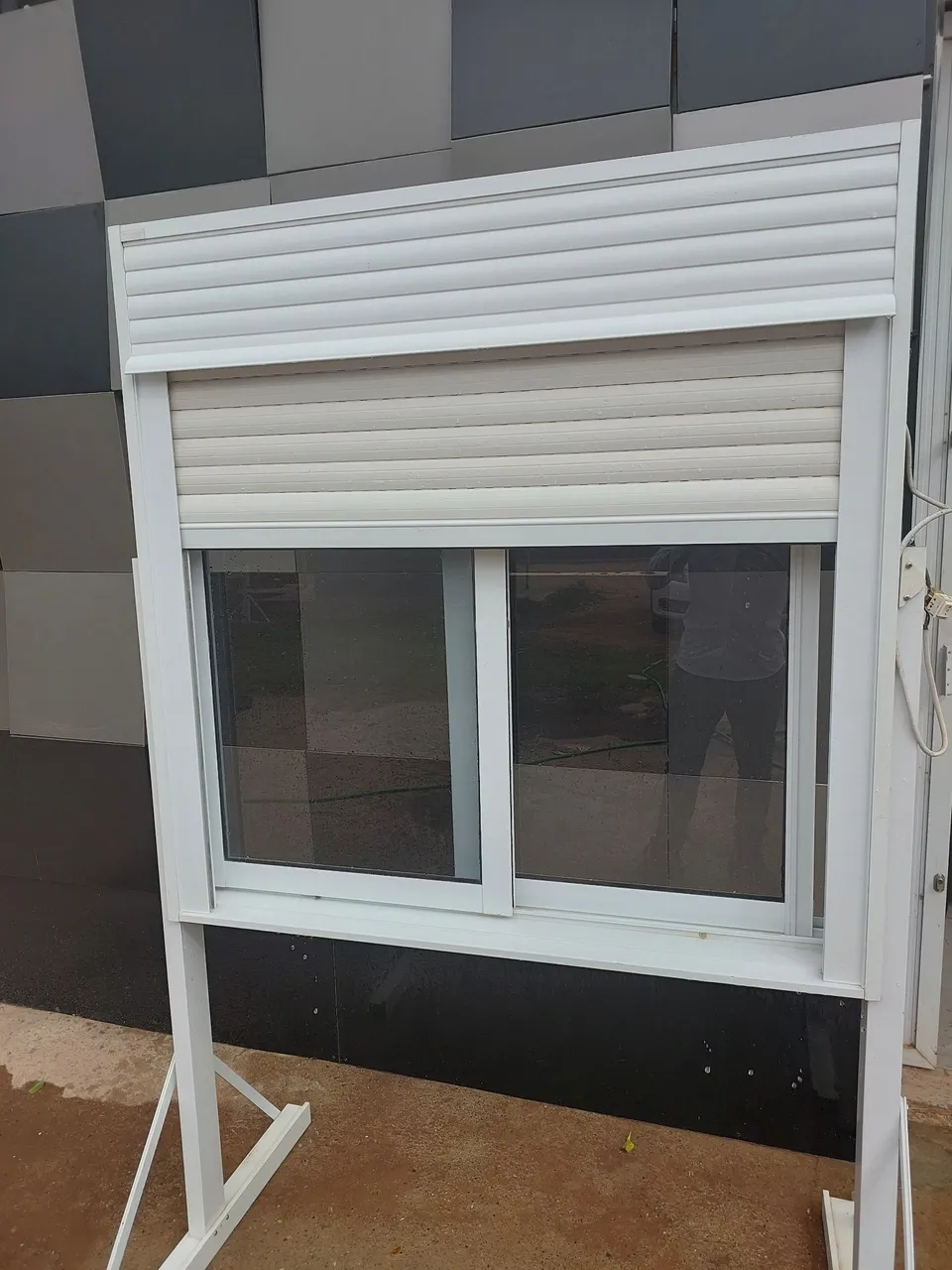 Janela com persiana integrada e design moderno