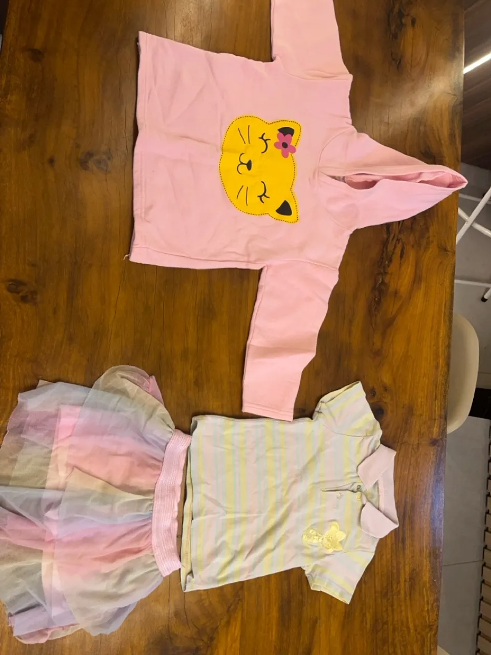 Conjunto Infantil Rosa com Detalhes de Gatinho e Saia de Tule