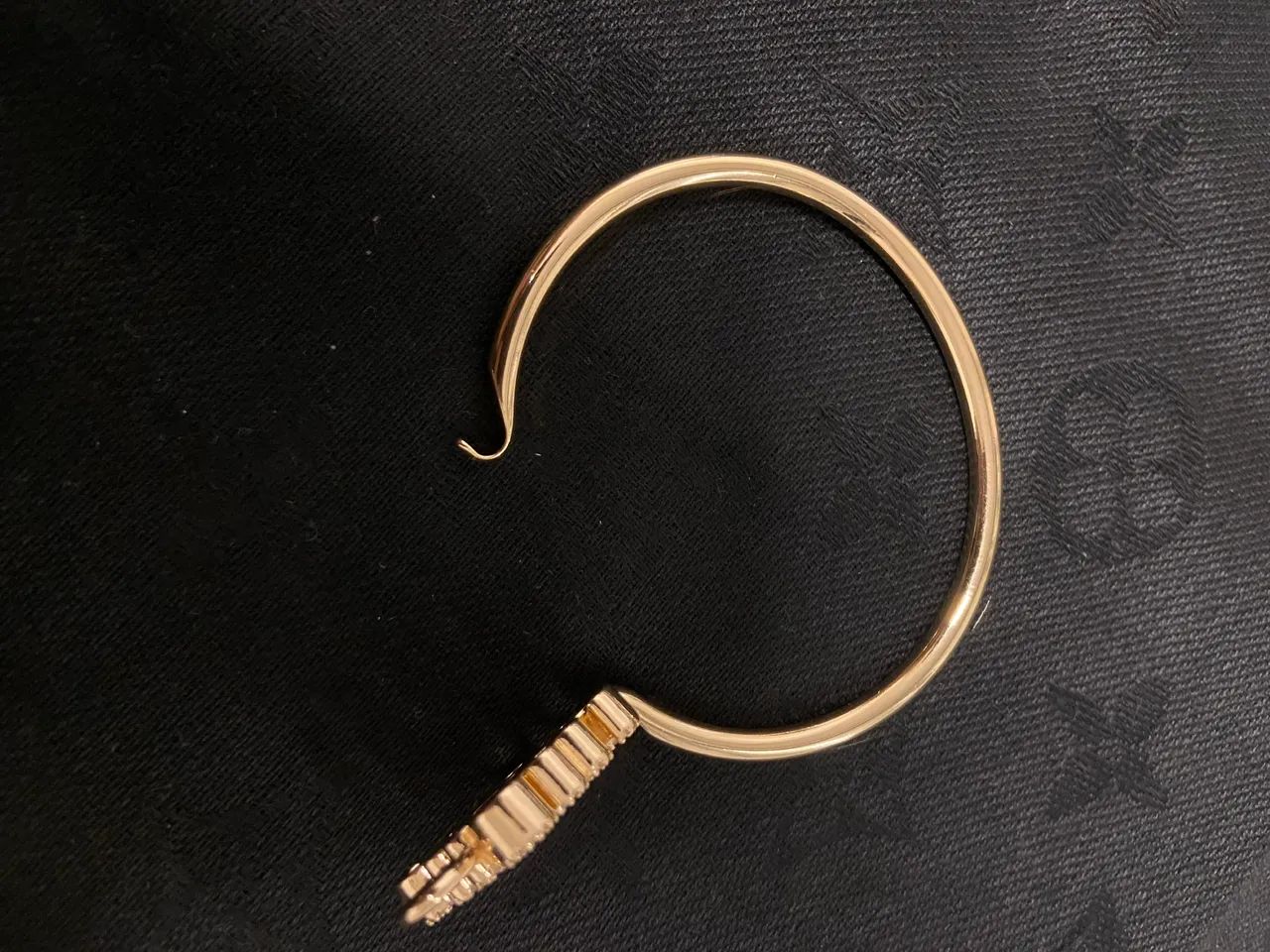 Pulseira primeira linha loewe dourada com pedras brancas  - Foto 4