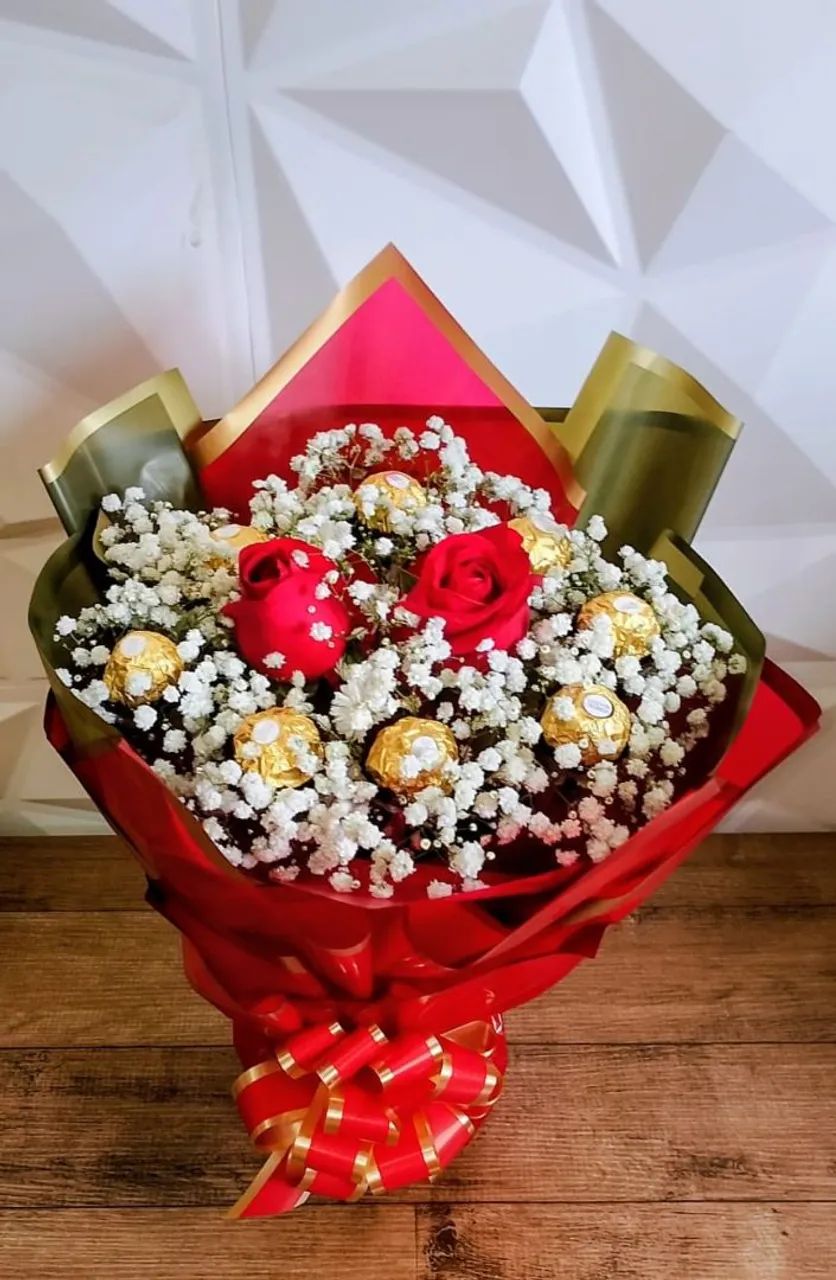 Buque de 2 rosas co 8 Ferrero Rocher