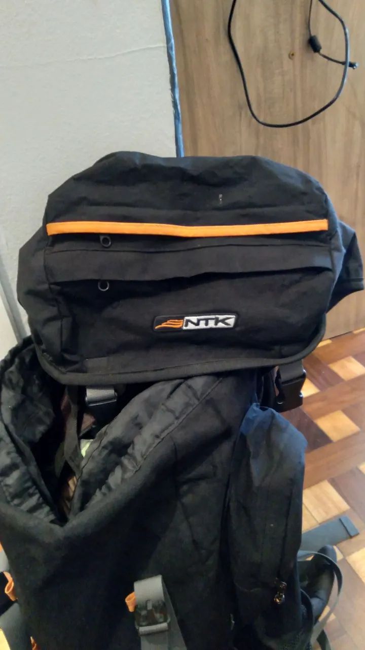 Mochila de trilha praticamente nova - Foto 3
