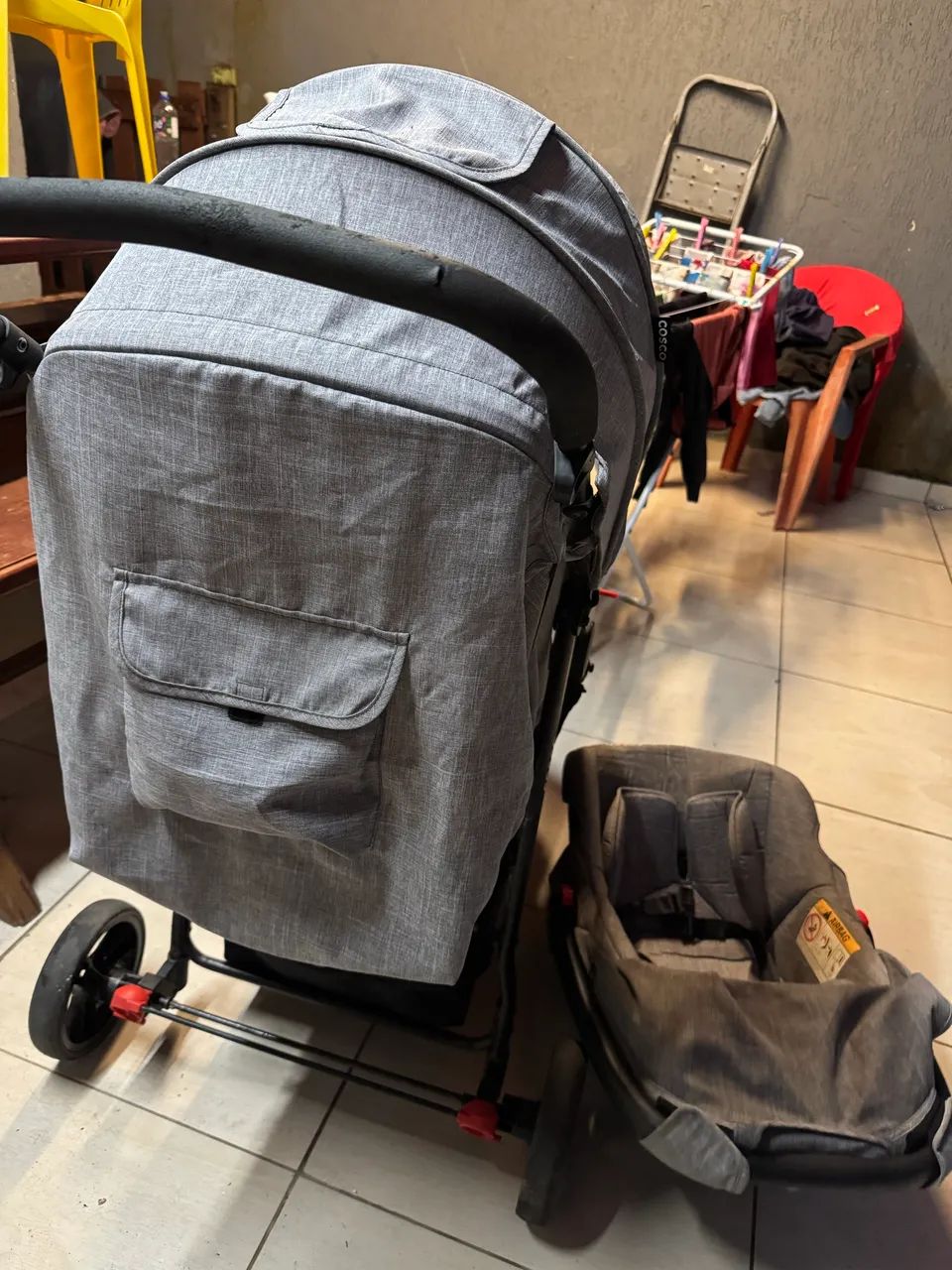 Carrinho de bebê com bebê conforto Cosco - Foto 2