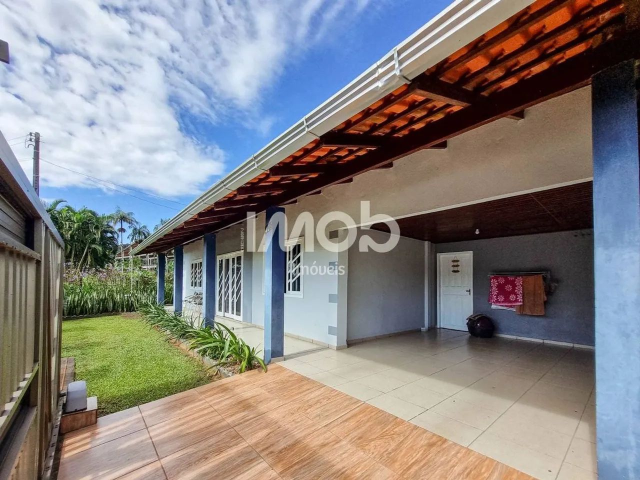 CASA COM 1 SUÍTE + 2 QUARTOS, CORUPÁ