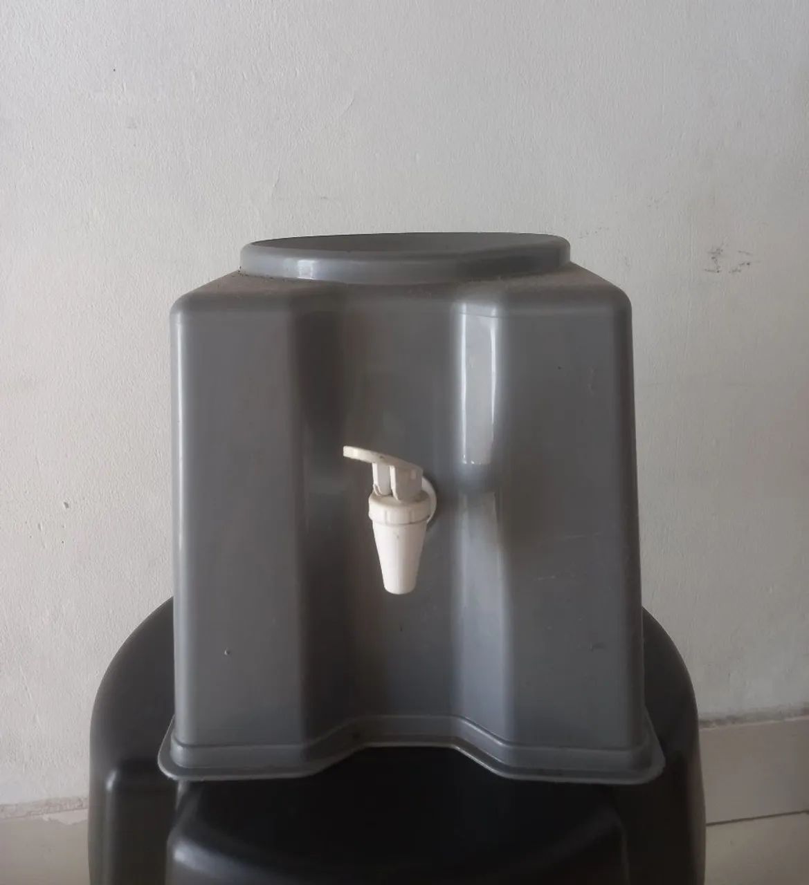 Galão de água com suporte 