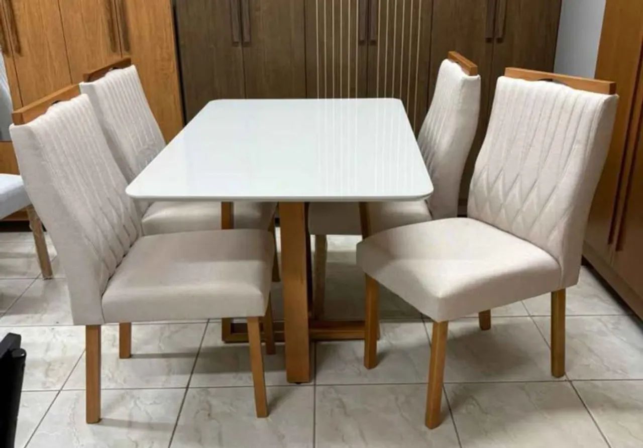 Mesa de jantar com 4 cadeira toda em madeira 