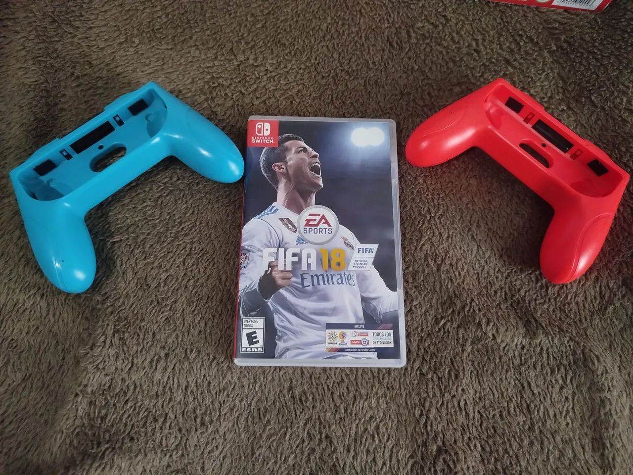 Nintendo Switch V1 usado com estojo + Suporte para Joy-Cons + Capa + FIFA 18 - Foto 2