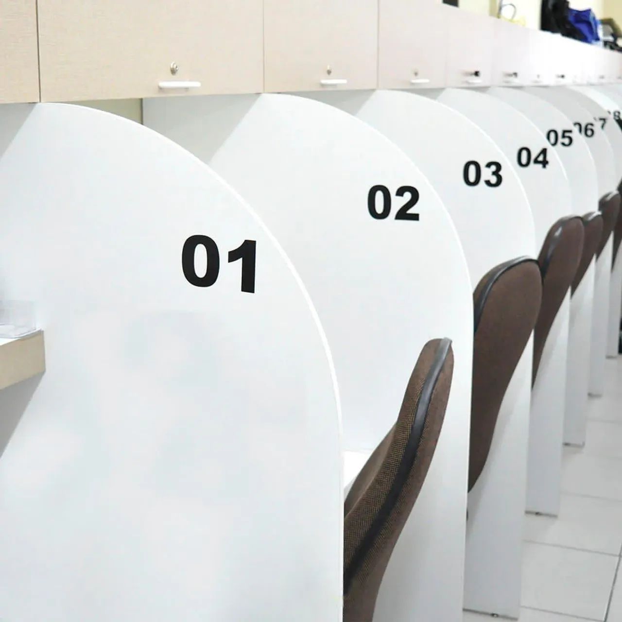 Cabines em MDF com Armário e Luminária