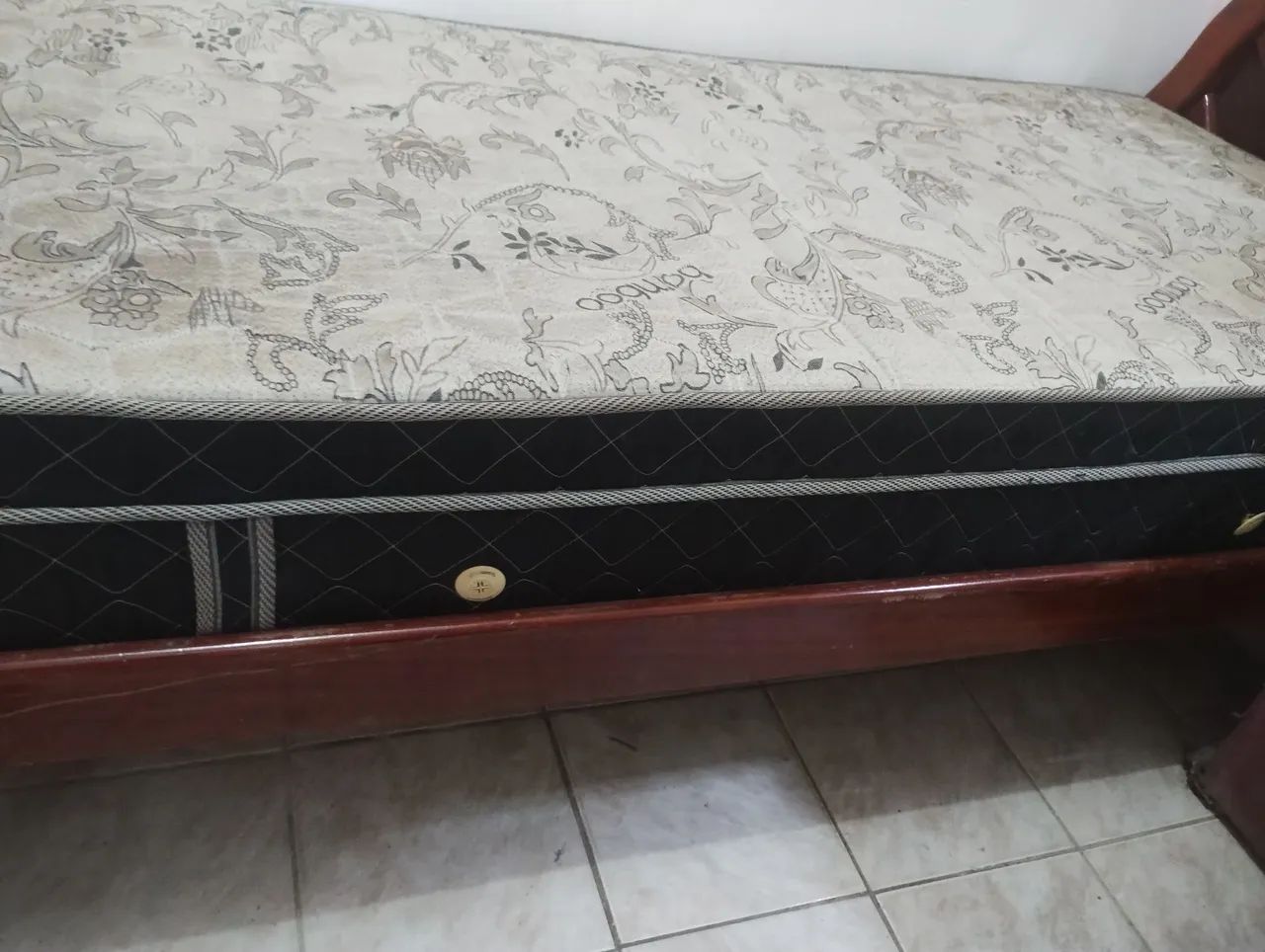 Cama  madeira e colchão ortopédico 