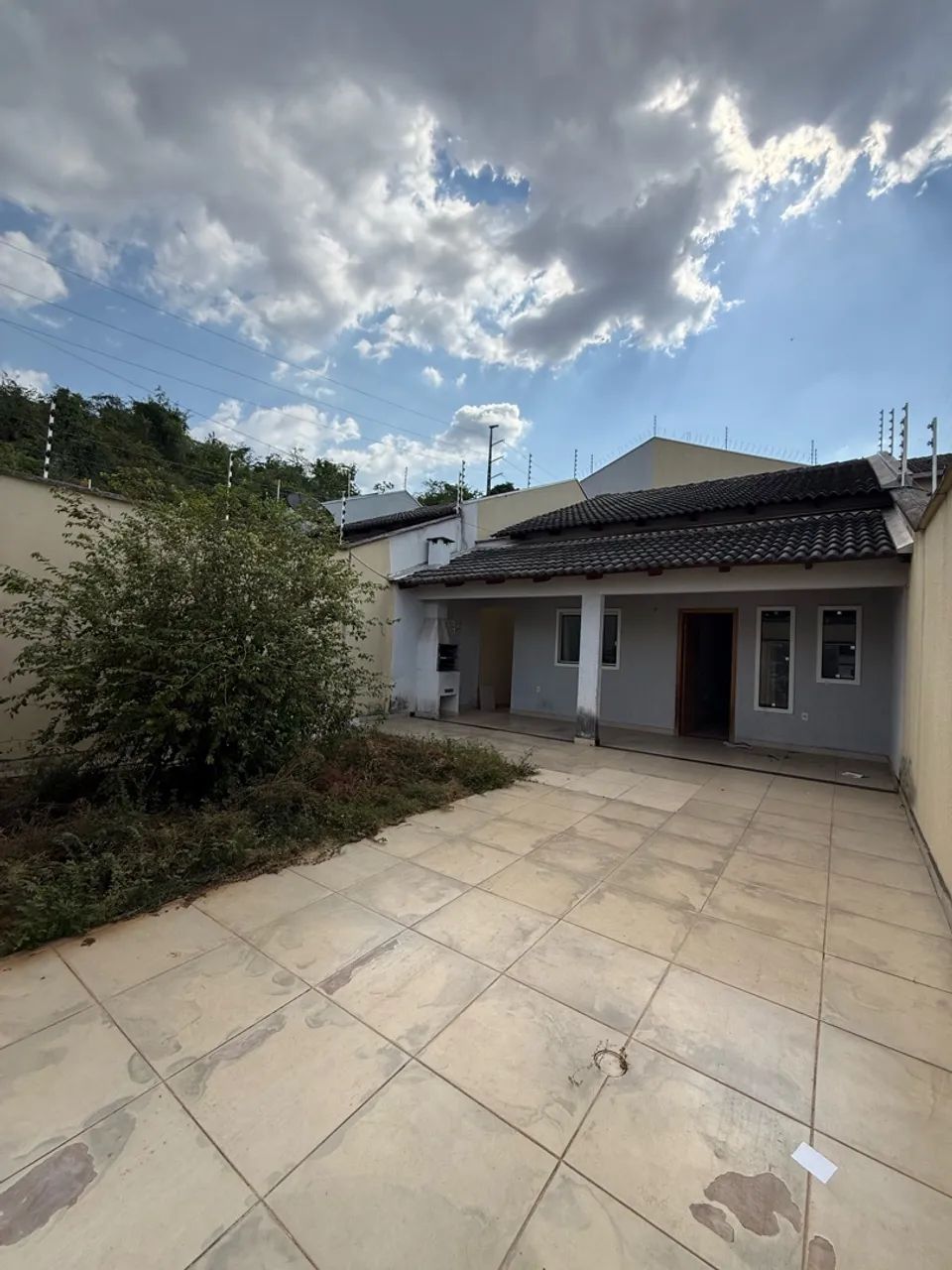 ALUGA-SE CASA BAIRRO PARAÍSO 