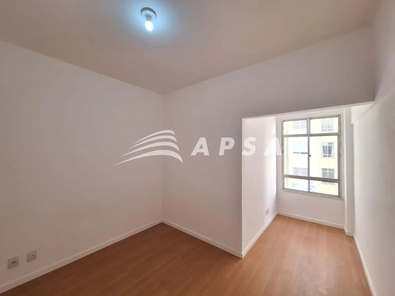 APARTAMENTO TOTALMENTE REFORMADO NO LEME, MODERNIZADO, GALERIA DE GRANDE CIRCULAÇAO DE PES - Foto 9