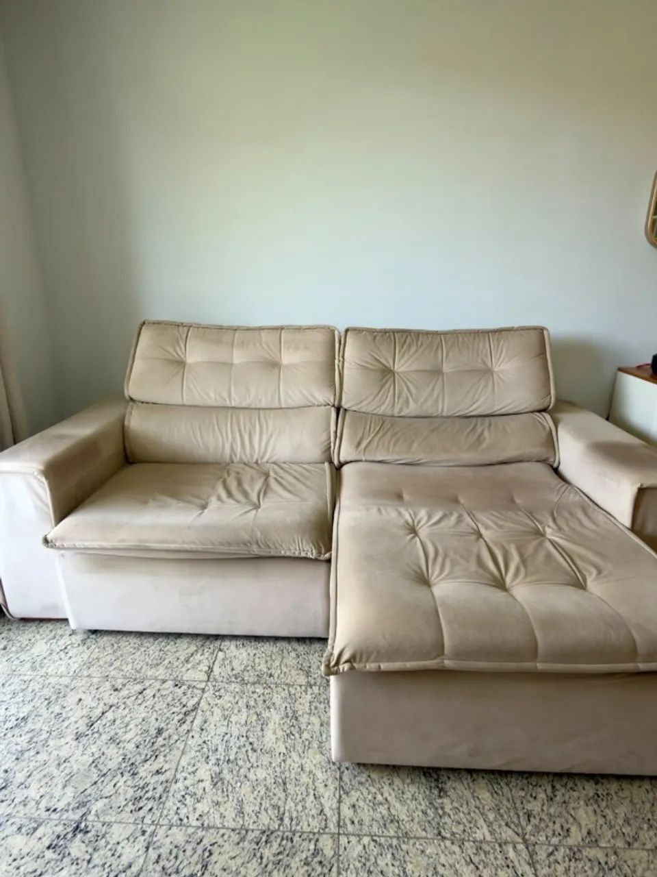 Sofá retrátil 3 lugares bege - assentos amplos