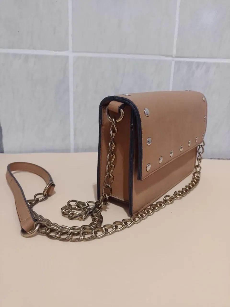 Bolsa Transversal Caramelo com Tachas e Corrente - Foto 2
