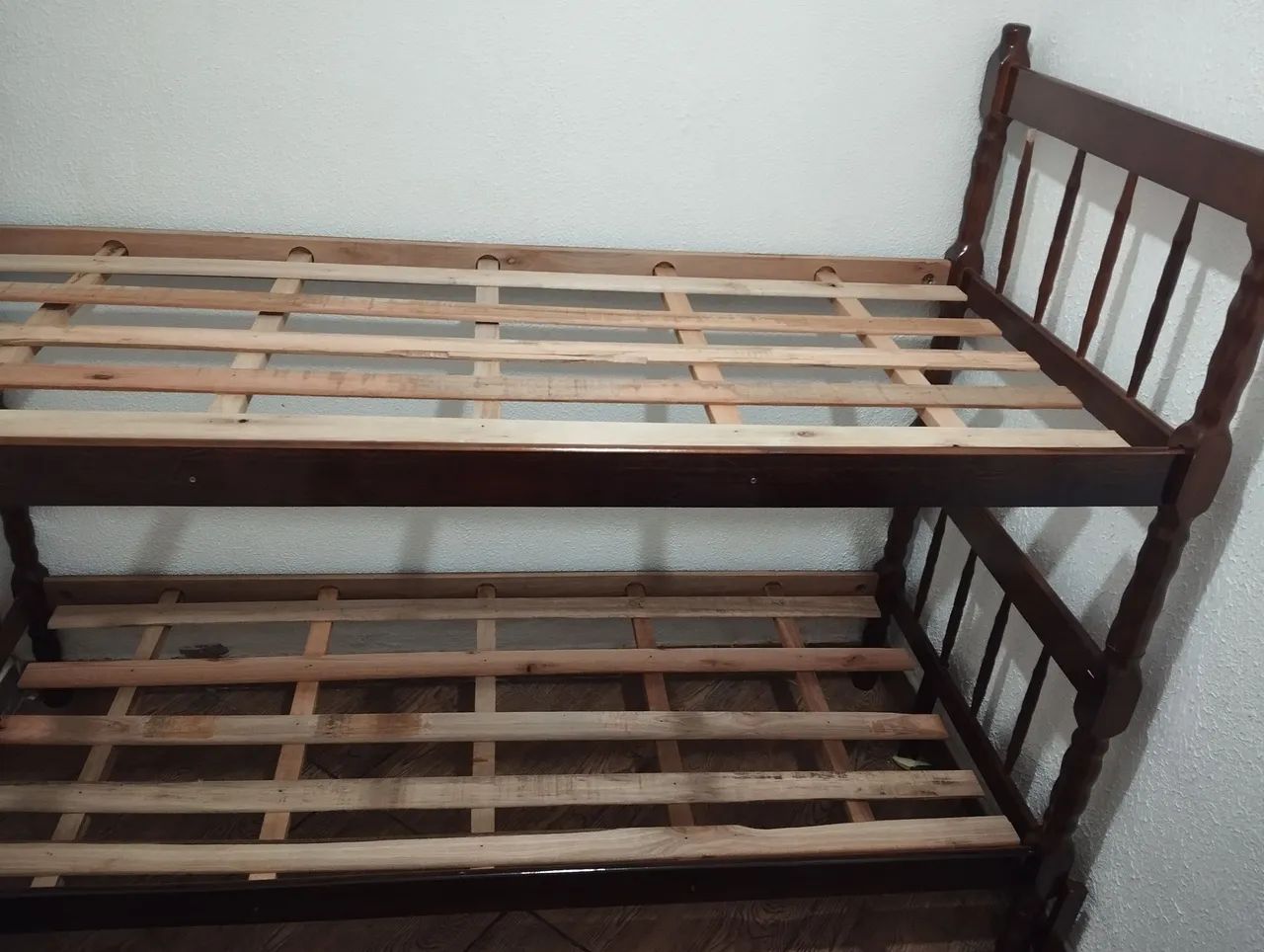 Uma cama beliche 