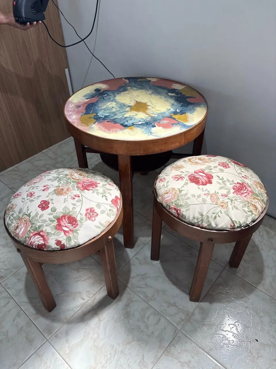 CONJUNTO ALEMÃO MESA E BANCOS EM PERFEITO ESTADO