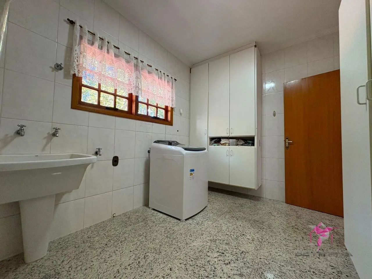 ARQUITETURA QUE IMPRESSIONA | PÉ-DIREITO ALTO, MADEIRA E VIGAS APARENTES - Foto 3
