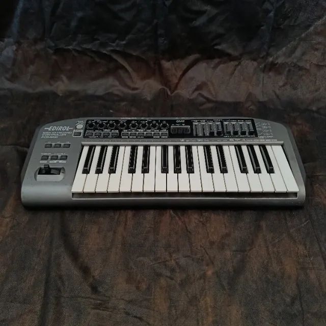 Teclado Controlador MIDI Roland Edirol PCR-M30