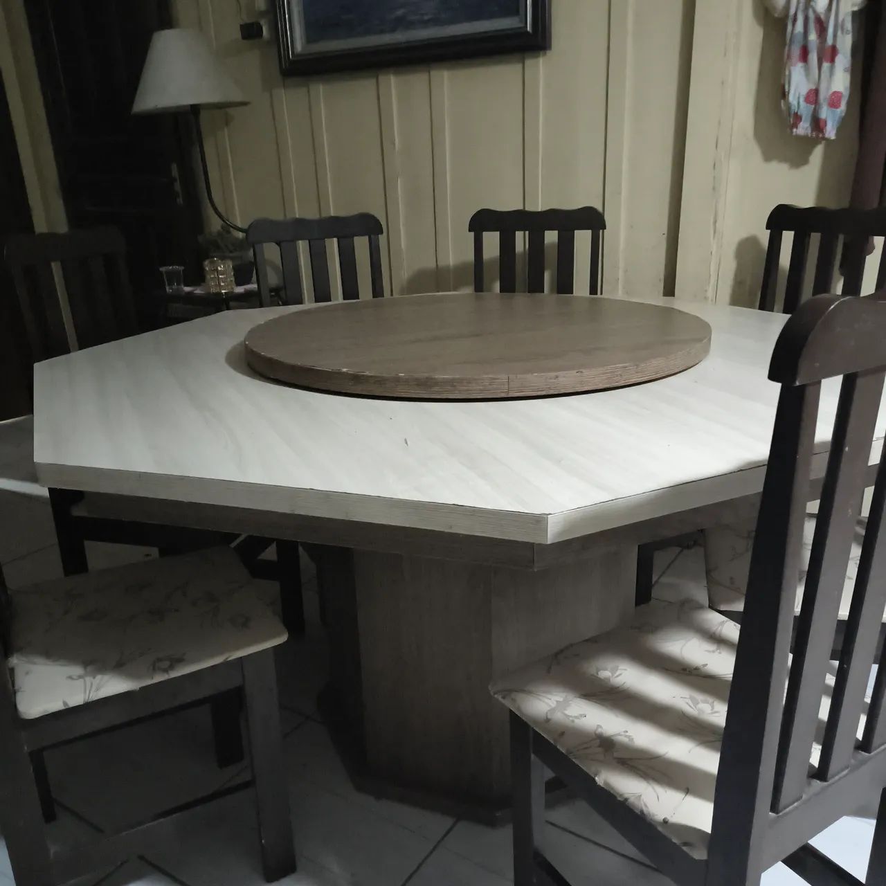 Vendo mesa com 7 cadeiras  - Foto 2