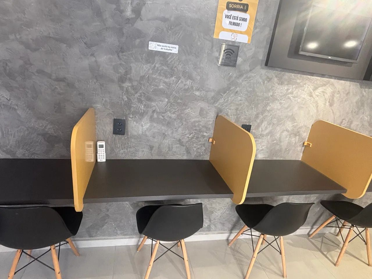 Bancada de parede com estações de trabalho 4 lugares  