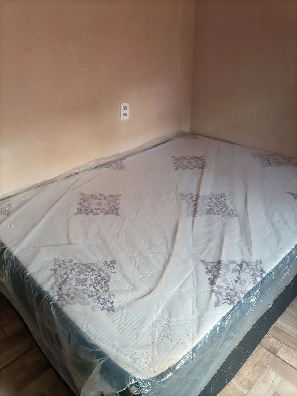 Cama casal semi-nova 