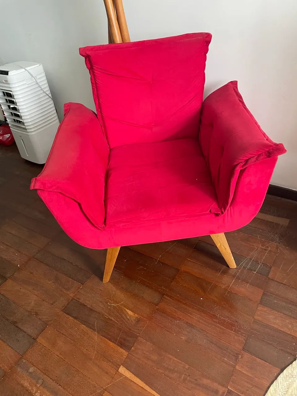Poltrona opala suede vermelho com pés em madeira - Foto 2