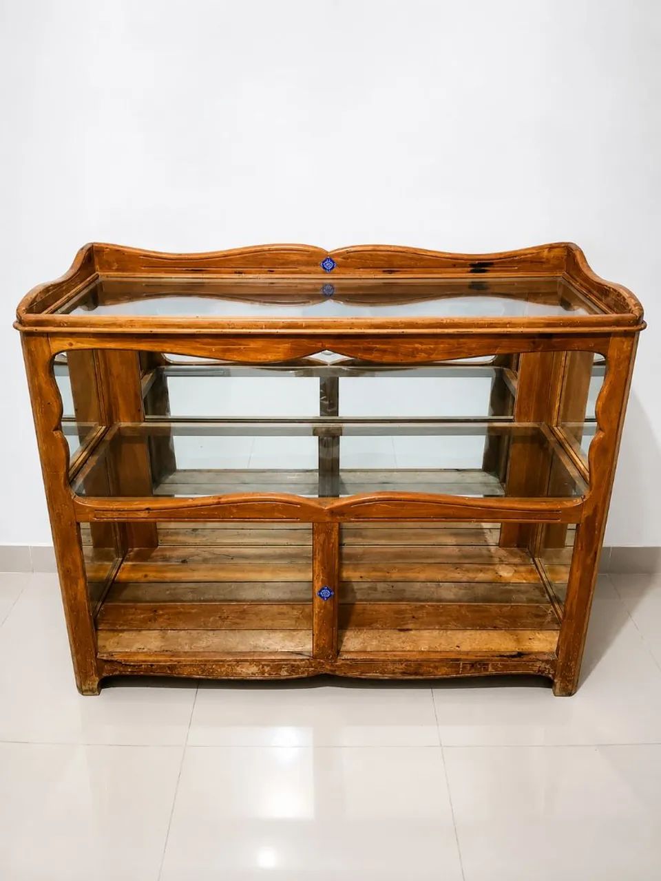 Balcão/Vitrine de Madeira Maciça com Vidro. - Foto 2