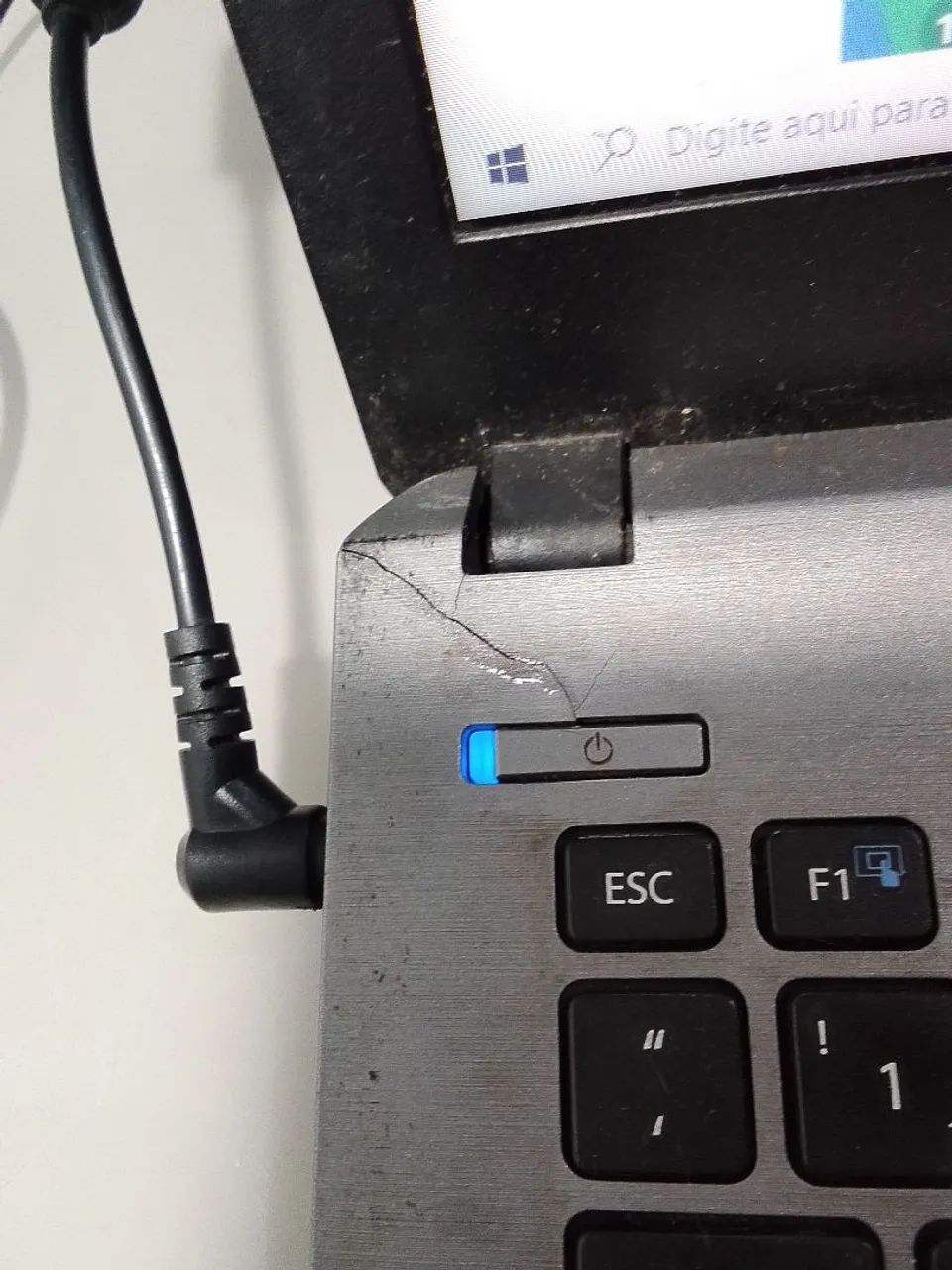 Notebook funcionando com pequenas avarias na carcaça e na tela  - Foto 3