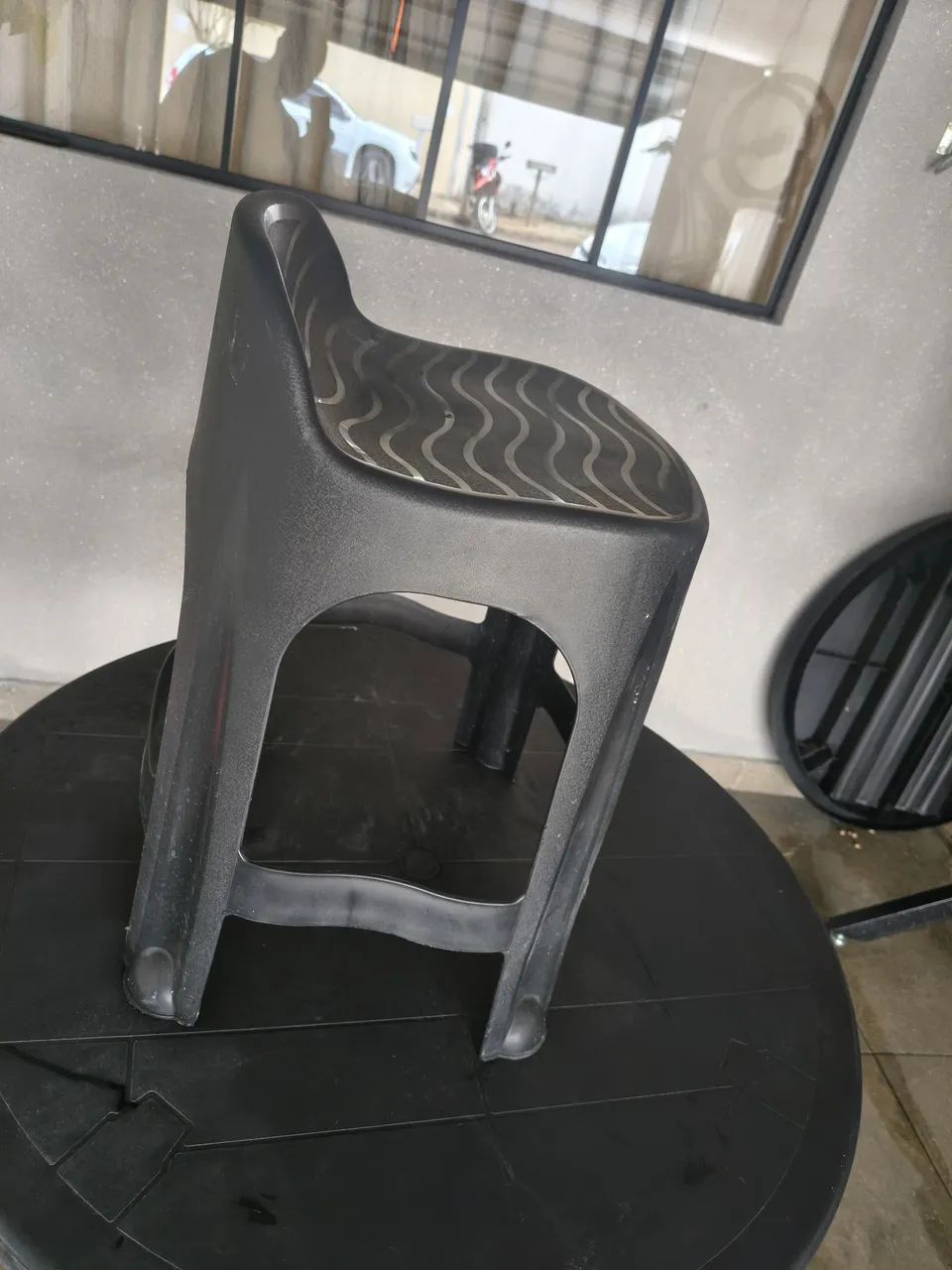 Mesa com pé removível e 4 banquetas semi nova  - Foto 3