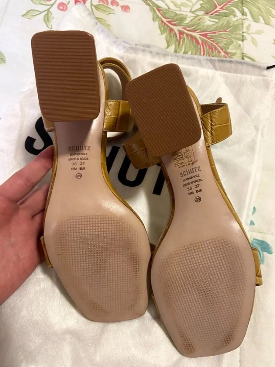 sandália schutz couro amarelo - Foto 5