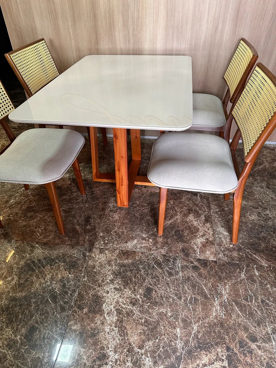 Mesa para 4 cadeiras - madeira maciça (apenas mesa) - Foto 3